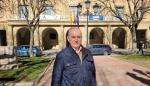 Miguel Ángel Armnio, hoy, frente a la Subdelegación del Gobierno en Huesca.