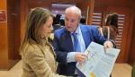 Miguel Ángel Anía comenta aspectos del nuevo mapa concesional con la vicepresidenta de la FAMCP, Yolanda Sevilla.
