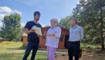 La consejera de Educación, Tomasa Hernández, con Eduard Jubert -representante de las familias de Caneto- y Luis Mallada, director general de Planificación, Centros y FP