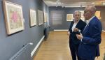Octavio López, durante su visita, acompañado del comisario de la exposición.