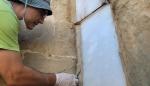 Colocación de un sistema de cerramiento con losas de alabastro en el exterior del muro de la Capilla de la Universidad Sertoriana, en el Museo de Huesca.
