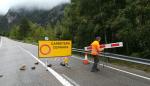 Momento en el que un operario de la Dirección General de Carreteras e Infraestructuras retira la valla que cortaba la A-138