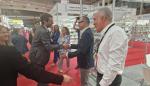 El ministro de Cultura, Ernest Urtasun, ha visitado el stand aragonés, donde ha sido recibido por el director general de Cultura, Pedro Olloqui.