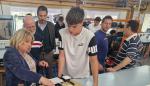 La consejera de Educación, Tomasa Hernández, durante una reciente visita a un centro que imparte FP en Monzón..