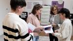 María Antoñanzas, directora del IAM, junto a algunas trabajadoras del Caivis de Zaragoza.