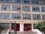 Una joven en la entrada a la Escuela Oficial de Idiomas nº1 de Zaragoza