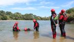 Un total de 16 bomberos reciben formación práctica para llevar a cabo los rescates acuáticos en superficie con mayor seguridad y eficacia