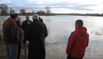 Lobón visita las zonas inundadas por la crecida del caudal del río Ebro