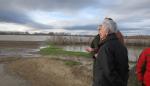 Lobón visita las zonas inundadas por la crecida del caudal del río Ebro