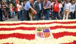 El vicepresidente y consejero de Presidencia y Relaciones Institucionales, José Ángel Biel, ha visitado la bandera floral confeccionada por la Asociación de Empresarios Floristas de Aragón con motivo del Día de San Jorge