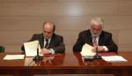 El consejero de Economía, Hacienda y Empleo, Eduardo Bandrés, firma el acuerdo de colaboración con la Consejería de Hacienda y Empleo de La Rioja