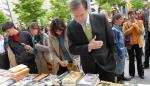 Visita a las casetas del Día del Libro