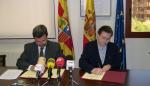 El consejero de Servicios Sociales y Familia, Miguel Ferrer, firma un convenio con LARES-Aragón para aumentar el número de plazas para mayores