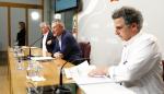 Sanidad suscribe un convenio con los colegios de farmacéuticos para distribuir mascarillas entre la población vulnerable