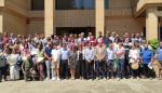 Foto de familia tras el acto de clausura de siete escuelas taller y talleres de empleo en Huesca