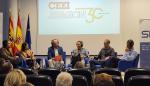 Marta Gastón junto a Celia García y las empresas participantes en la mesa redonda del acto del 30º aniversario en Huesca