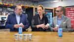 Raúl Benito, Marta Gastón y Miguel Luis Lapeña con los vasos de la campaña de difusión de Aragón Circular