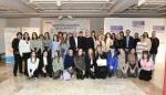 Fotografía de familia de los premiados, autoridades y jurado