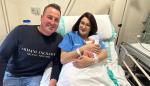 Susana Arenaz y Agustín Ramos posan con la pequeña Ainara.