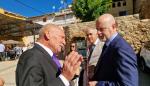 Juan Manuel Hernando conversa con el alcalde de Monterde, José Gracia