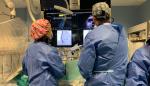 Los cardiólogos intervencionistas durante un momento de la implantación del triclip en una de las salas de Hemodinámica del Serve