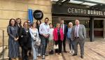 La consejera de Presidencia, Interior y Cultura, junto a miembros de la corporación municipal, del Centro Buñuel Calanda y la familia del director Luis Buñuel, hoy en Calanda.