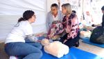 La gerente del Salud, Ana Castillo, sigue las explicaciones de una intensivista del Hospital Nuestra Señora de Gracia sobre la reanimación cardiaca