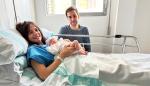 Vera, la primera aragonesa en nacer en 2024, y sus padres Maite y Carlos.