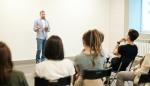 Un profesor, dando clase a un aula de Secundaria.