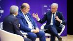 Octavio López, durante su intervención junto al vicepresidente de Castilla - La Mancha, José Luis Martínez Guijarro, y el moderador, Vicente Vallés.
