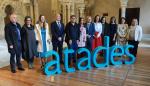 Foto de familia con las autoridades, el equipo de Atades y los galardonados en sus XV Premios