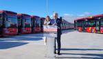 El consejero Octavio López y la alcaldesa de Zaragoza, Natalia Chueca, han presentado las nuevas líneas de bus.