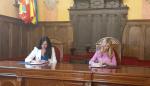 Lorena Orduna y Mar Vaquero durante la firma del convenio