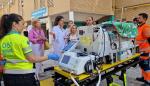 La pediatra Beatriz (con bata blanca) y la gerente del 061,  Marta Sampériz, explican al consejero de Sanidad, José Luis Bancalero, el dispositivo preparados para el transporte interhospitalario de bebés críticos