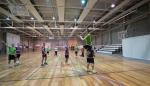 Jugadores de balonmano en el pabellón de Mora.