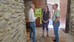 Marta Ferrer, en el centro de la imagen, entre el alcalde de Benasque, Manuel Mora, y el director general de Interior, Miguel Ángel Clavero.