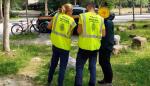 Dos agentes de la Policia Nacional adscrita informan a un visitante en la campa del Parque Nacional de Ordesa y Monte Perdido