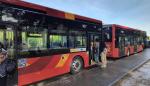 Pasajeros en la parada de autobús de Avenida Pirineos en Zaragoza.