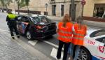 Imagen de uno de los controles con inspectoras de la Dirección General de Transportes y un agente de la Policía Local de Zaragoza.