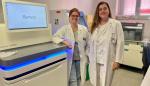 De izquierda a derecha : Silvia Izquierdo y Mª Dolores Miramar, doctoras de la Sección de Genética del HUMS, en el laboratorio.