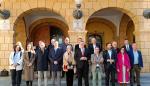 El consejero, junto a los alcaldes que han acudido a la reunión de la comisión en Fraga.