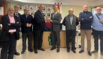 El consejero, en el centro con el presidente de Alcer Ebro Zaragoza, y miembros de la junta directiva de la asociación de apoyo al enfermo renal