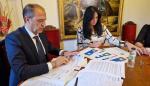 El consejero de Sandiad, José Luis bancalero Flores, y la alcaldesa de Huesca, Lorena Orduna, examinan conjuntamente los informes técnicos referentes al Santo Grial