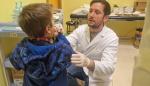 Un niño es vacunado en el punto extraordinario que se instaló en el Hospital Provincial. La vacunación continúa en los centros de salud.