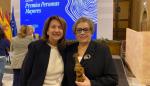La gerente del Banco de Sangre, Rosa Plantagenet-Whyte, con la presidenta de la Hermandad de Donantes de Sangre de Zaragoza, Maricarmen González