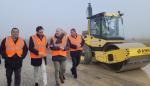 Octavio López ha visitado las obras de la A-1238 junto a los alcaldes de Monzón y Binaced, Isaac Clave y, Javier Sorinas, y el presidente de la Comarca del Cinca Medio, Javier Civiac.