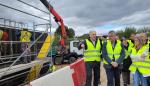 Octavio López ha visitado las obras de la A-1410, donde se construye un nuevo puente sobre el río Mezquín.