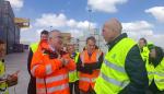 El director general de Transportes, David Sánchez, junto con otros miembros del grupo de trabajo en la visita a PLAZA.