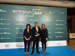 Directora de Atención Primaria del Sector Zaragoza I, Cristina Mínguez y los desarrolladores del sistema, Enrique Llamas y Zaira García, recogen el premio Ennova Health.