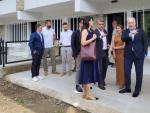 El consejero Octavio López y la directora general de Vivienda, María Pía Canals, visitaron las viviendas de Graus en julio de 2024.